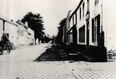 Rue des Remparts, vue des Quatre-Bras, aux environs de l'an 1900