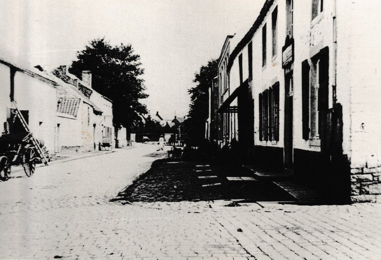 Rue des Remparts, vue des Quatre-Bras, aux environs de l'an 1900