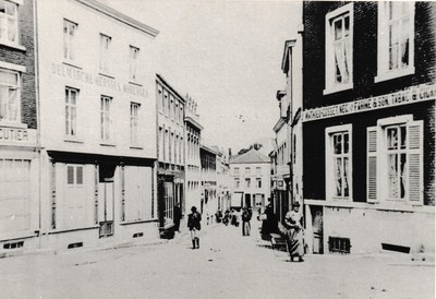 Rue du Postil, vue des Quatre-Bras, aux environs de l'an 1900