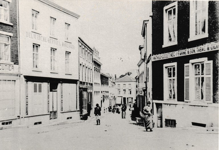 Rue du Postil, vue des Quatre-Bras, aux environs de l'an 1900