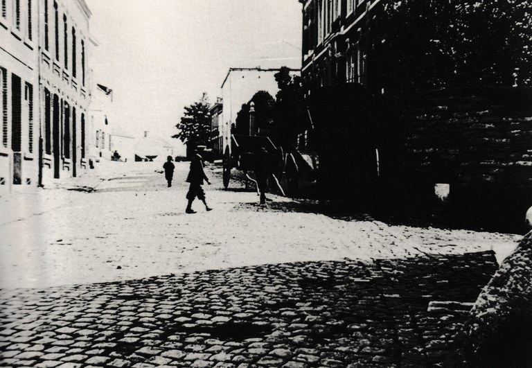 Rue Franceschini (alors rue du Faubourg) vue des Quatre-Bras, aux environ de l'an 1900