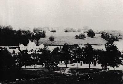 Vue de l'Hospice, depuis la place du Centenaire, aux environs de l'an 1900