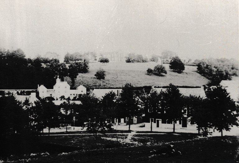 Vue de l'Hospice, depuis la place du Centenaire, aux environs de l'an 1900