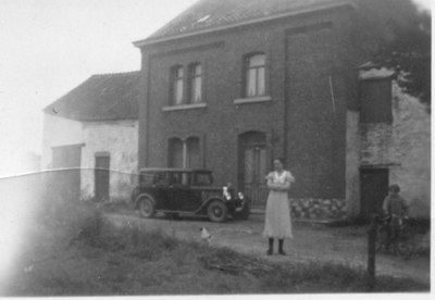 En 1934, Germaine FAUCHET devant sa maison à la rue de l’Ermitage.