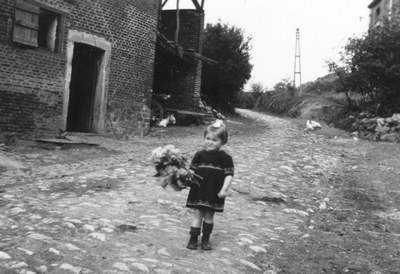 En 1946, Alberte GONZE sur le chemin empierré du Tiène des Keûs (rue de la Ramée)