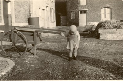 En 1949, devant la maison DEMANET