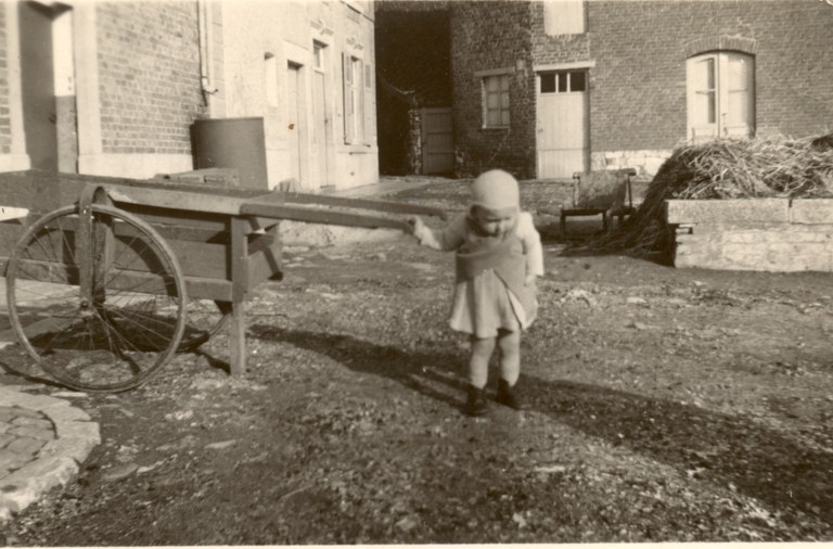 En 1949, devant la maison DEMANET