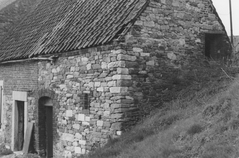 En 1991, la vielle maison du XVIIème siècle de la ferme GONZE au tiène dou bailli (rue de l’Église)