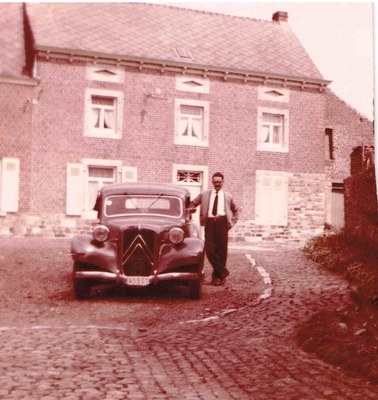 Joseph KINIF dans la cour de Marie MARCHAND, rue du Sartia, vers 1960