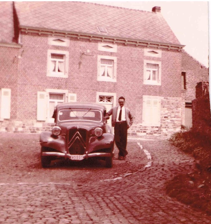 Joseph KINIF dans la cour de Marie MARCHAND, rue du Sartia, vers 1960
