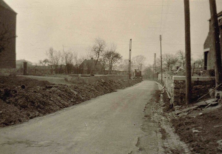 La rue du Sartia (« dans les murs ») lors des travaux de distribution d’eau en 1960