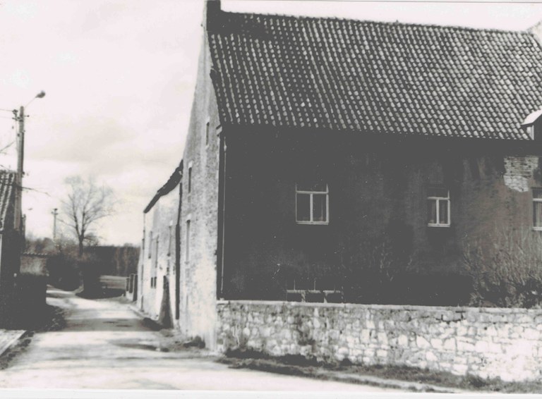 Le chemin vers « les Binches » avec l’ancienne ferme Kesteloot vers 1980