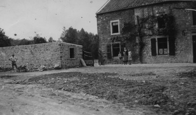 Un peu avant 1940, Jean BRIHAYE, à gauche sur la photo, transforme sa maison de Fontarcienne