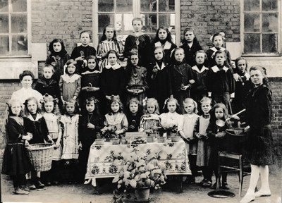 Elèves de l'école communale de Vitrival, repas scolaire, année 1916