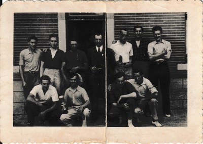 Photo des joueurs de balle pelote, devant l'ancien café de Nestor Defoin, à Vitrival (vers 1950-1960)