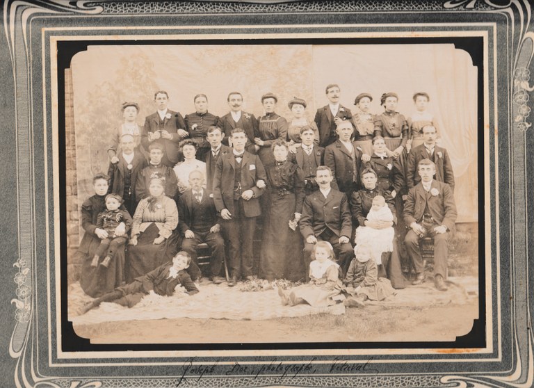 Photographie familiale prise par Joseph Dor (Vitrival)