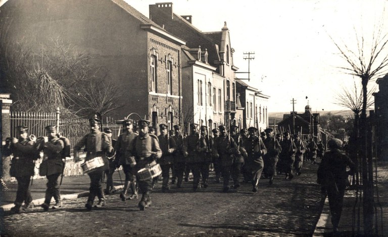 Cortège de troupes allemandes - 1914-1918 - Rue de la Gare