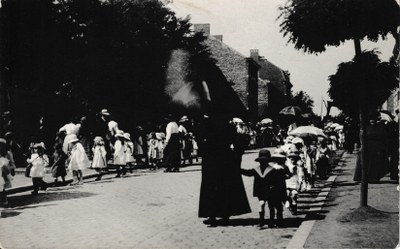 Cortège d'enfants lors d'une cérémonie du souvenir en 1923