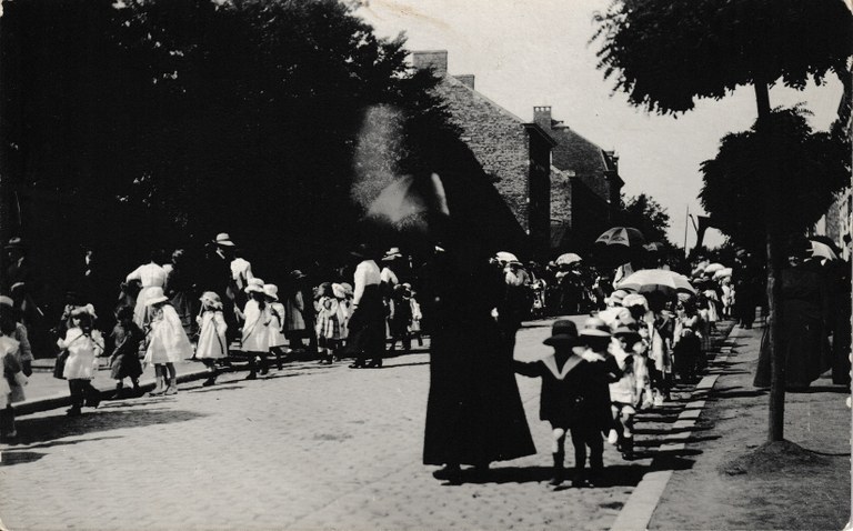 Cortège d'enfants lors d'une cérémonie du souvenir en 1923