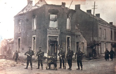 Des Allemands pointant leur fusil près de la gare