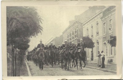 Dragons français entrant à Fosses, en 1914.