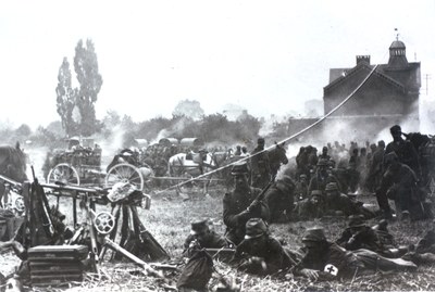 Soldats Français stationnés dans un pré rue de la Station
