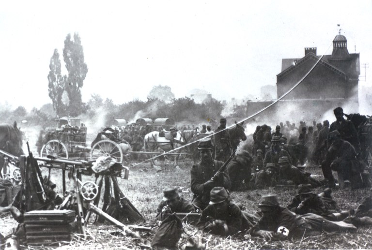 Soldats Français stationnés dans un pré rue de la Station